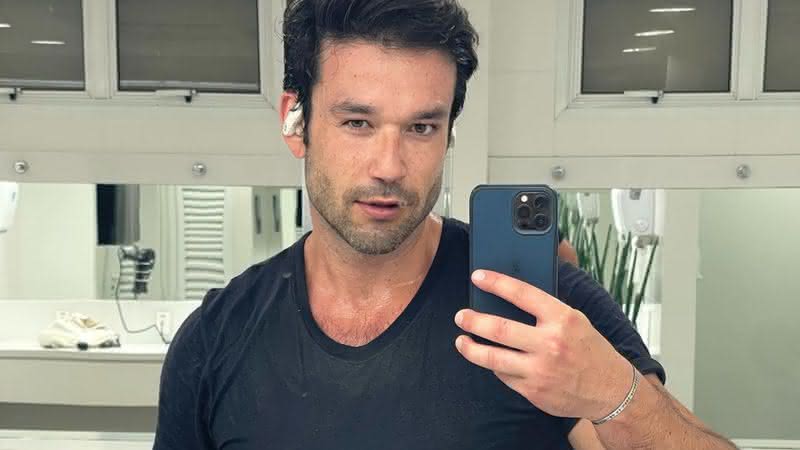 Sergio Marone posa sem camisa e mostra detalhes de momento íntimo - Instagram