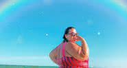 Thais Carla ganha carinho barrigão na praia - Instagram