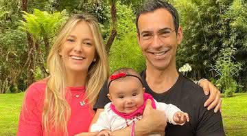 Ticiane Pinheiro surge recebendo beijo de Manuella e comemora 5 meses de filha caçula - Instagram