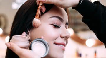 Entenda a importância da maquiagem profissional em grandes eventos - Freepik