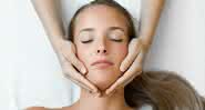 Roseli Siqueira ensina técnica de massagem facial - Freepik