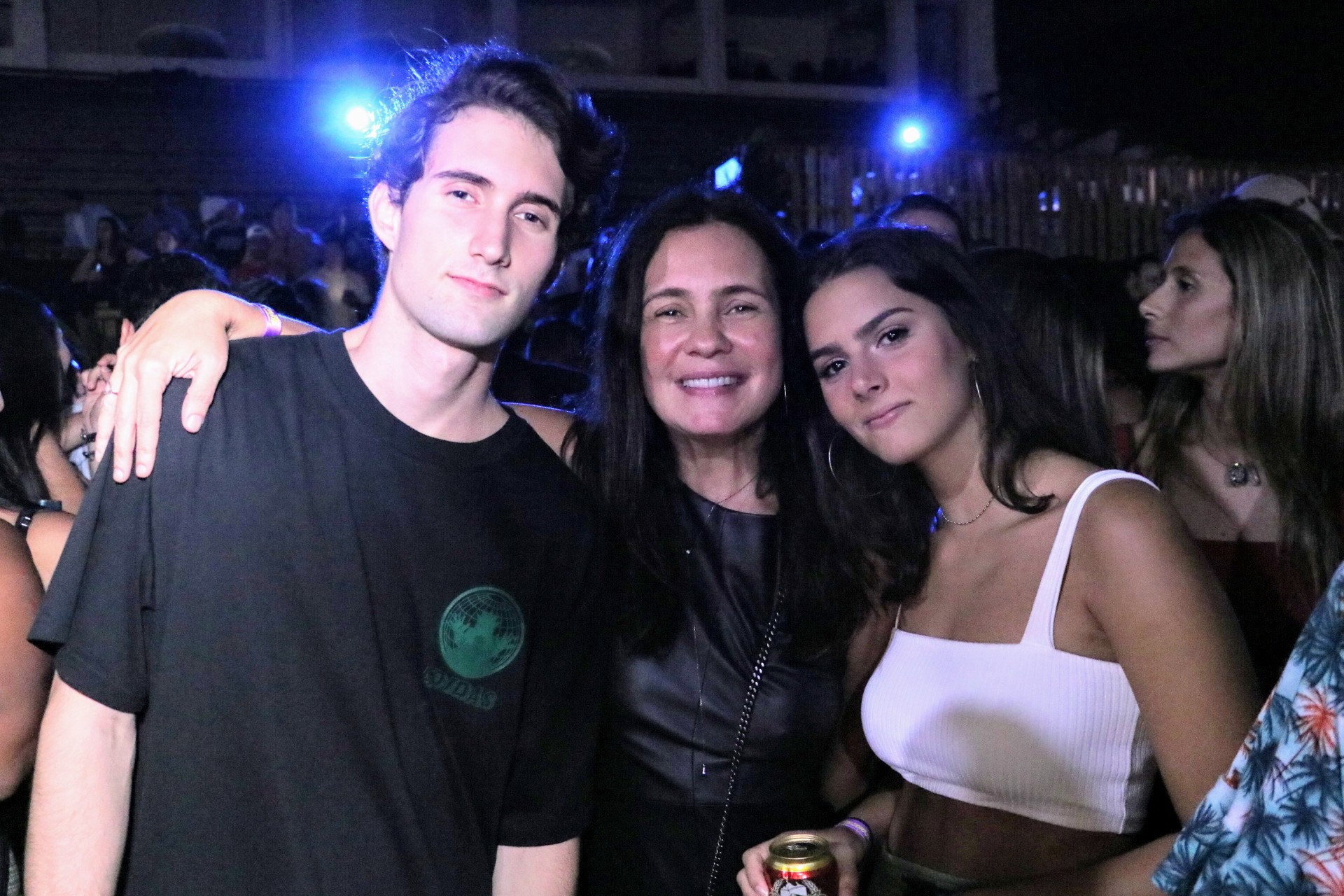 Adriana Esteves posa com Felipe Ricca e nora durante Ensaios de Anitta