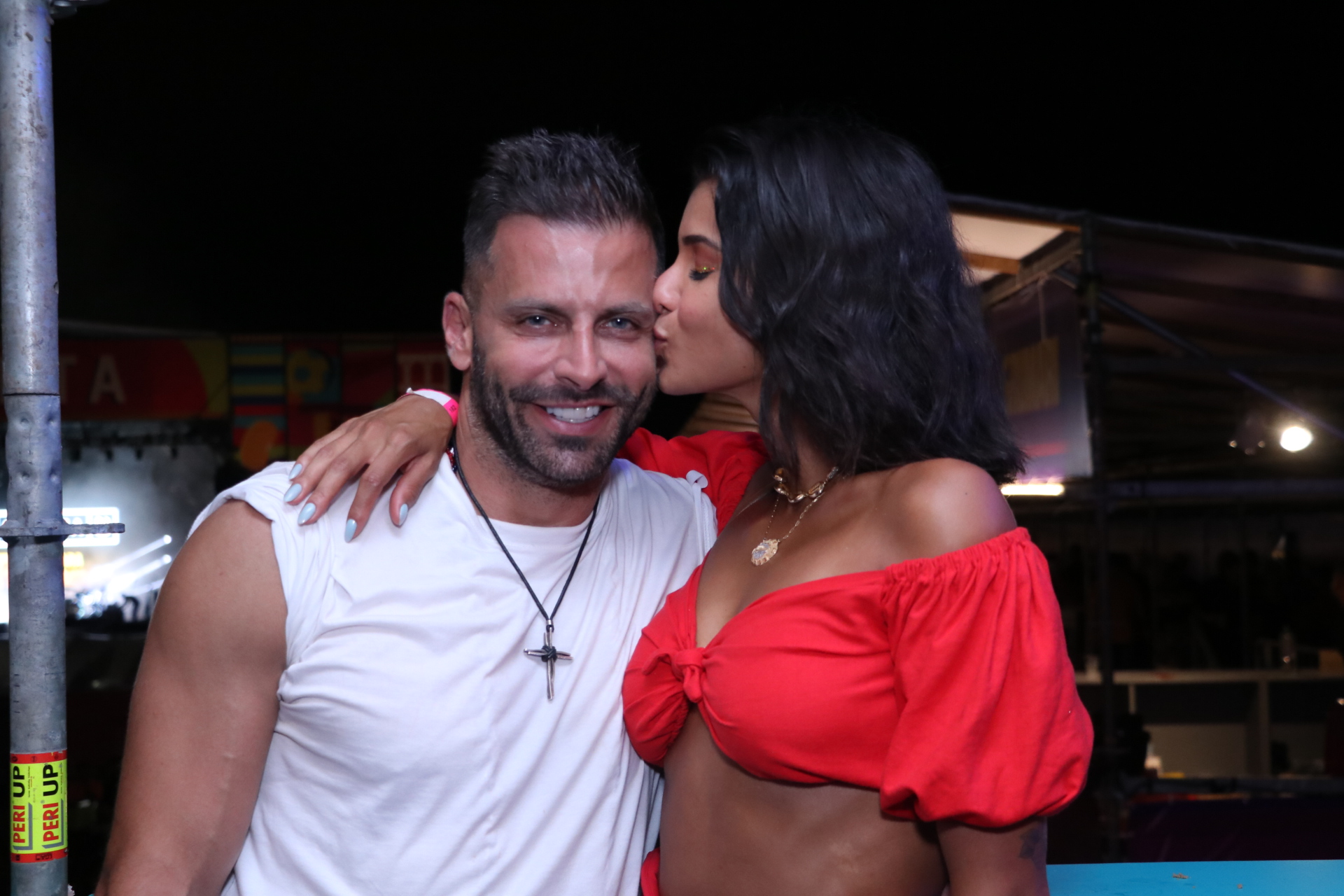 Heni Castelli e Jakelyne Oliveira se beijam durante evento