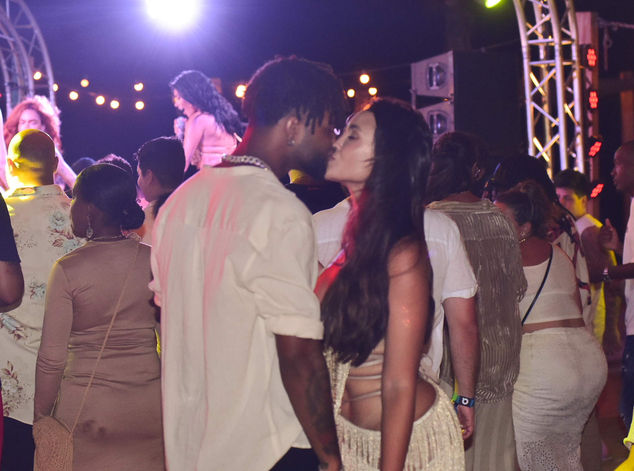 Ex-BBB Sarah Andrade é flagrada aos beijos com cantor de funk
