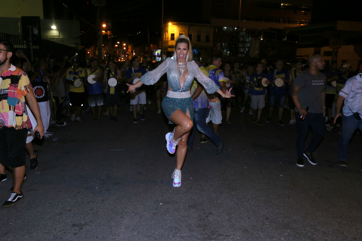 Lívia Andrade arrasa em mais um ensaio de carnaval