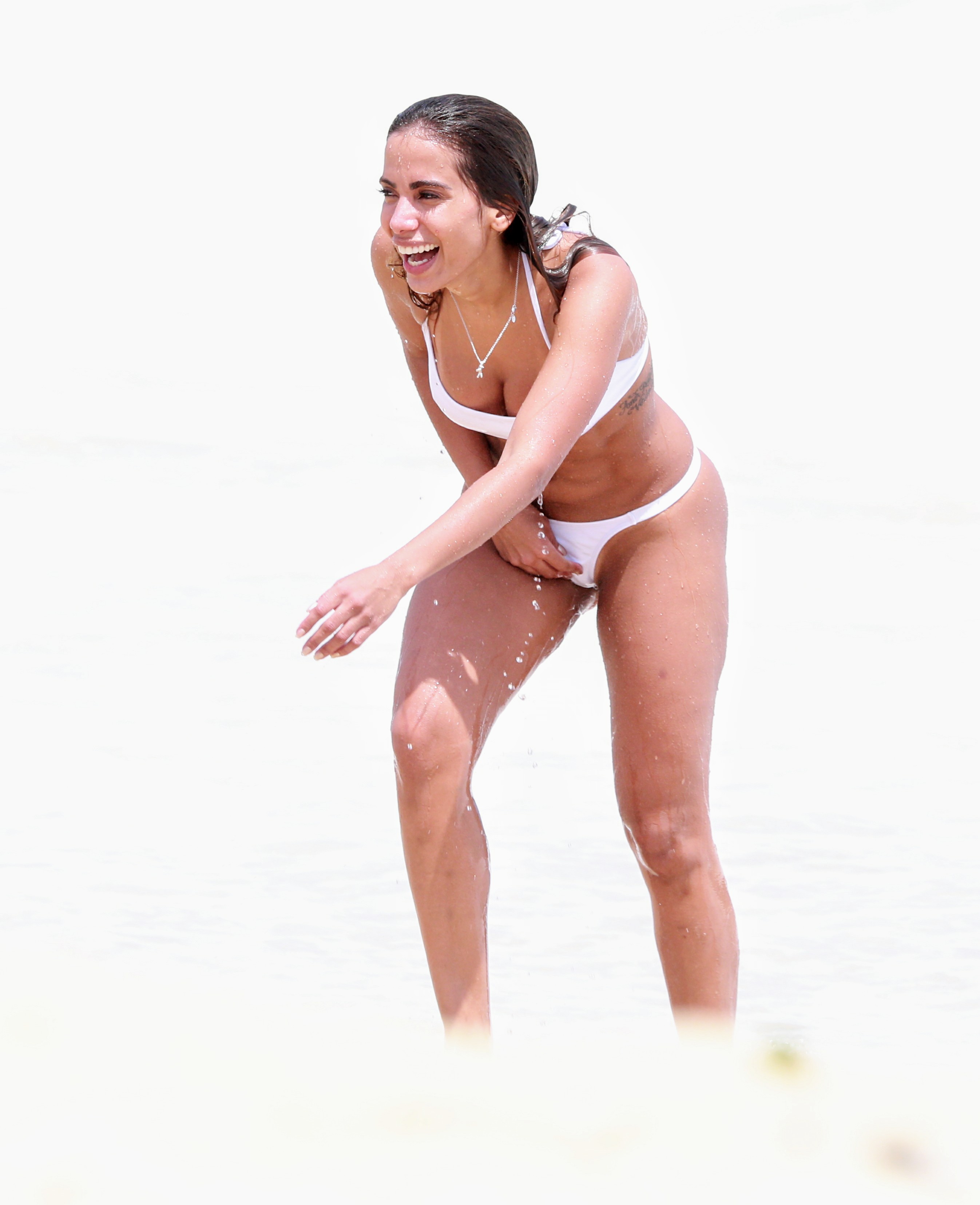 Anitta aproveita dia na praia