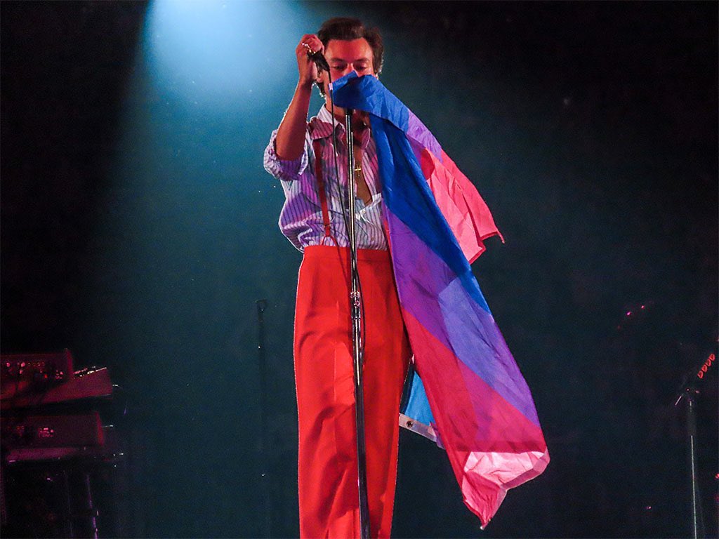 Harry Styles segura a bandeira do Orgulho Bissexual durante show