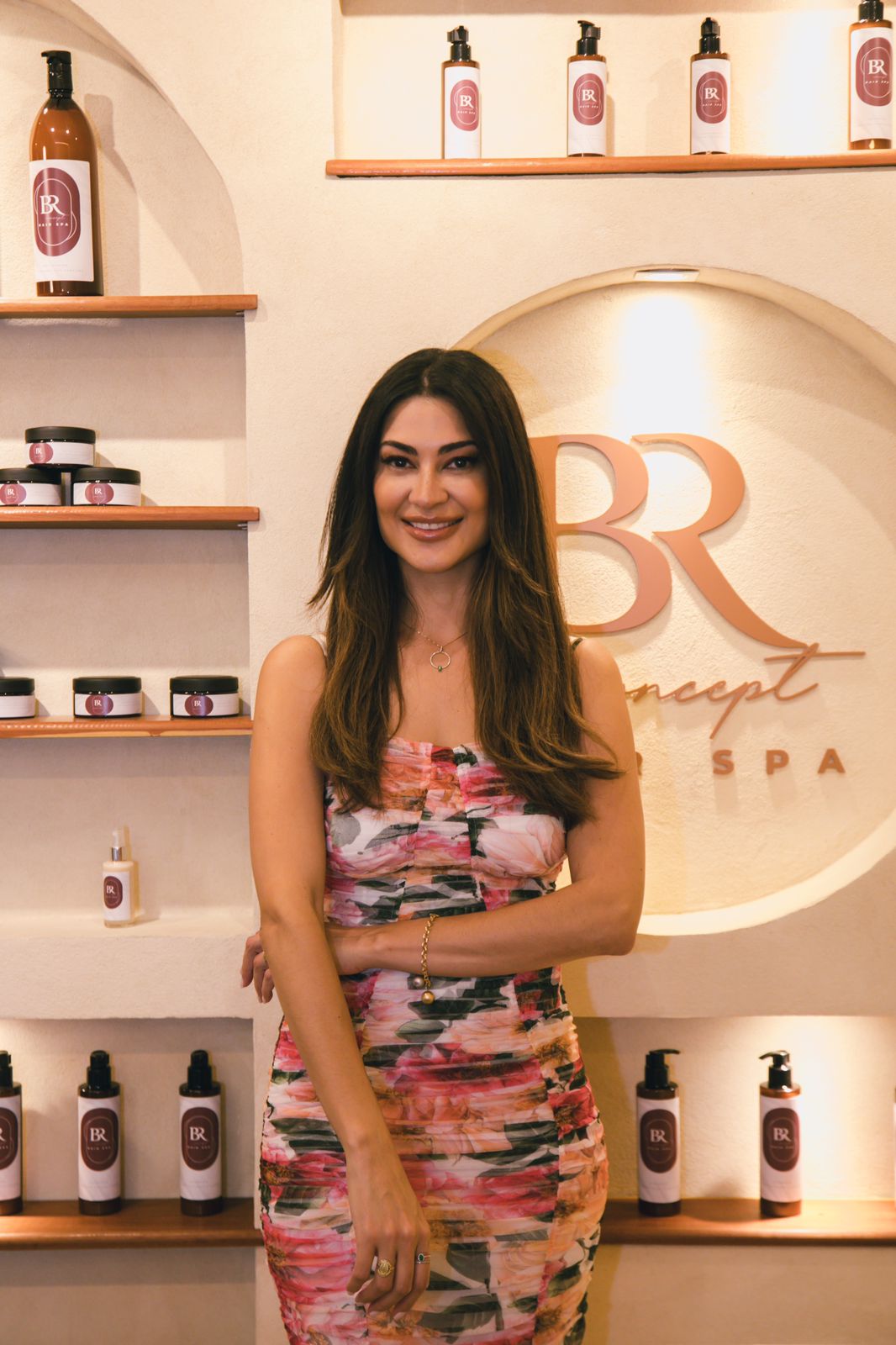 A Dra. Bruna Rezende, especialista em cabelos, indicou alguns cuidados e os produtos essenciais para tratar os cabelos e evitar frizz