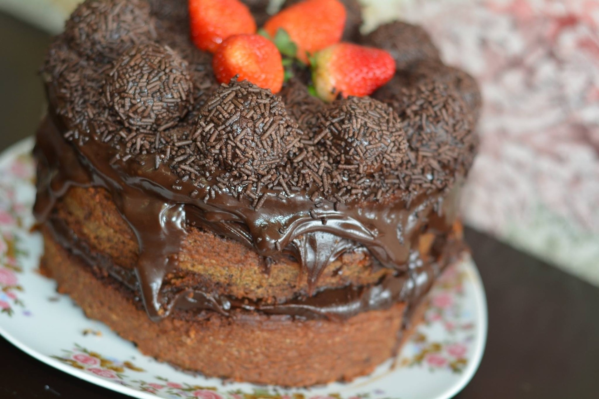 bolo de chocolate com calda de brigadeiro