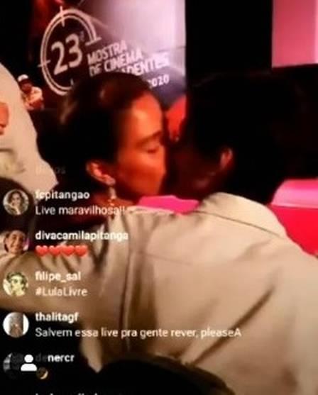 Discreta, a atriz Camila Pitanga lançou um beijo apaixonado na companheira em público