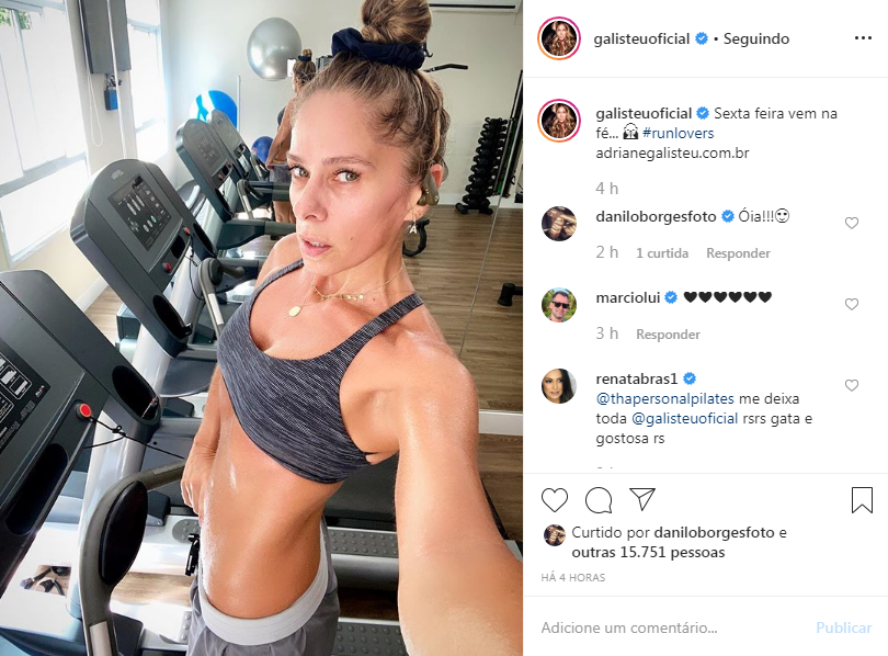 Adriane Galisteu exibe barriga negativa durante treino em academia