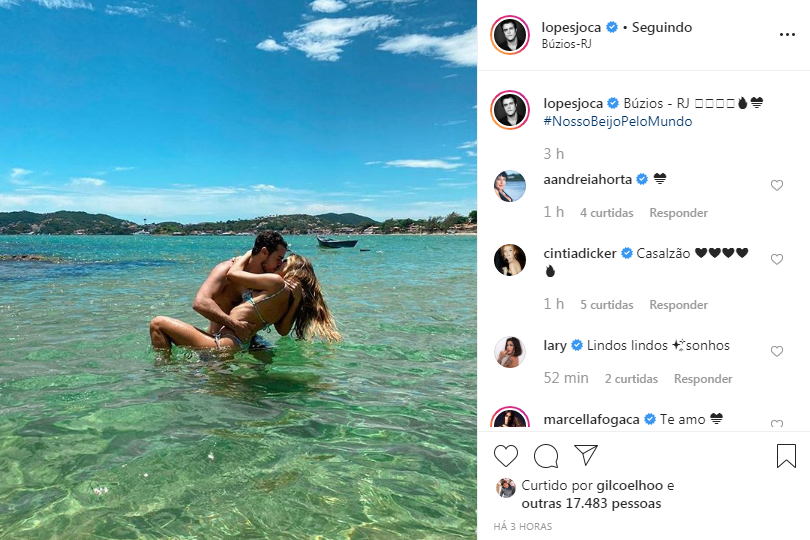 Joaquim Lopes surge dando beijão em noiva, Marcella Fogaça, em praia paradisíaca
