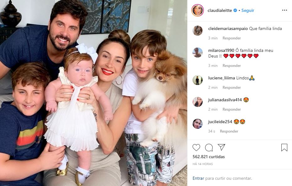 Claudia Leitte se emociona com foto de família reunida