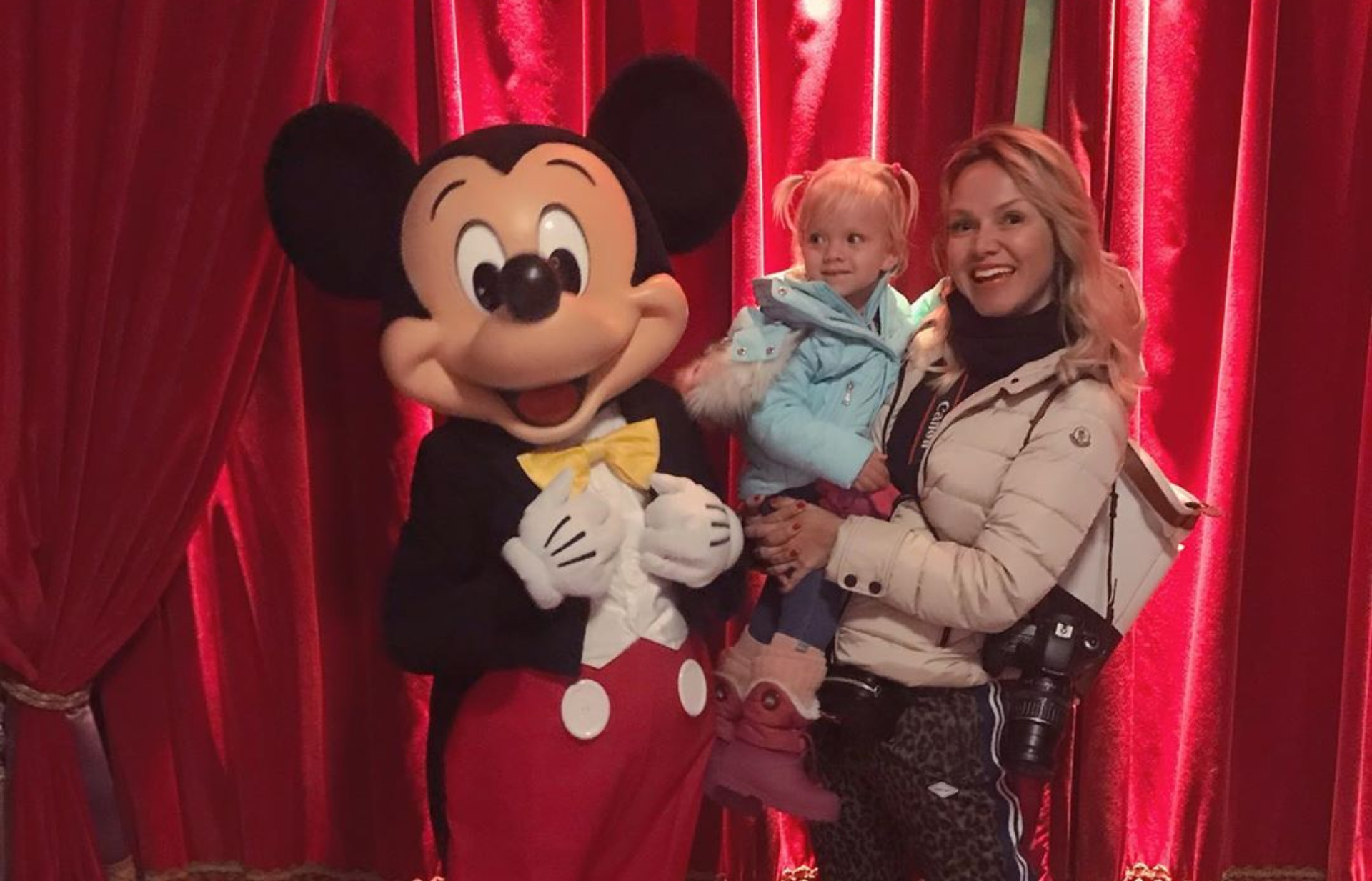 Eliana curte férias em família e leva filha Manuela para conhecer Mickey Mouse
