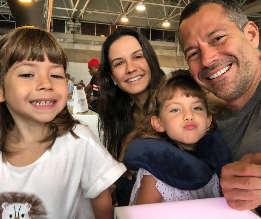 Malvino Salvador posta clique com a família e comemora a chegada das férias