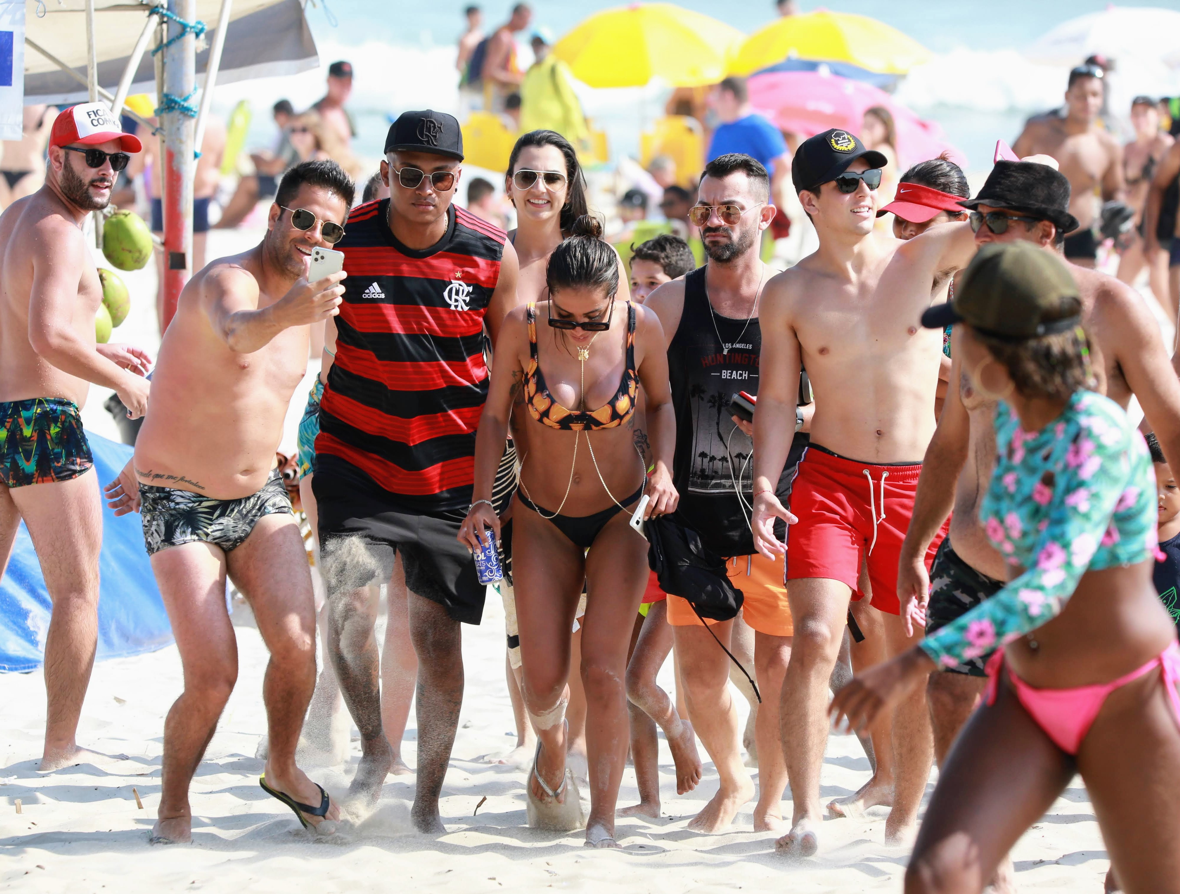 Anitta causa alvoroço com fãs ao sair da praia