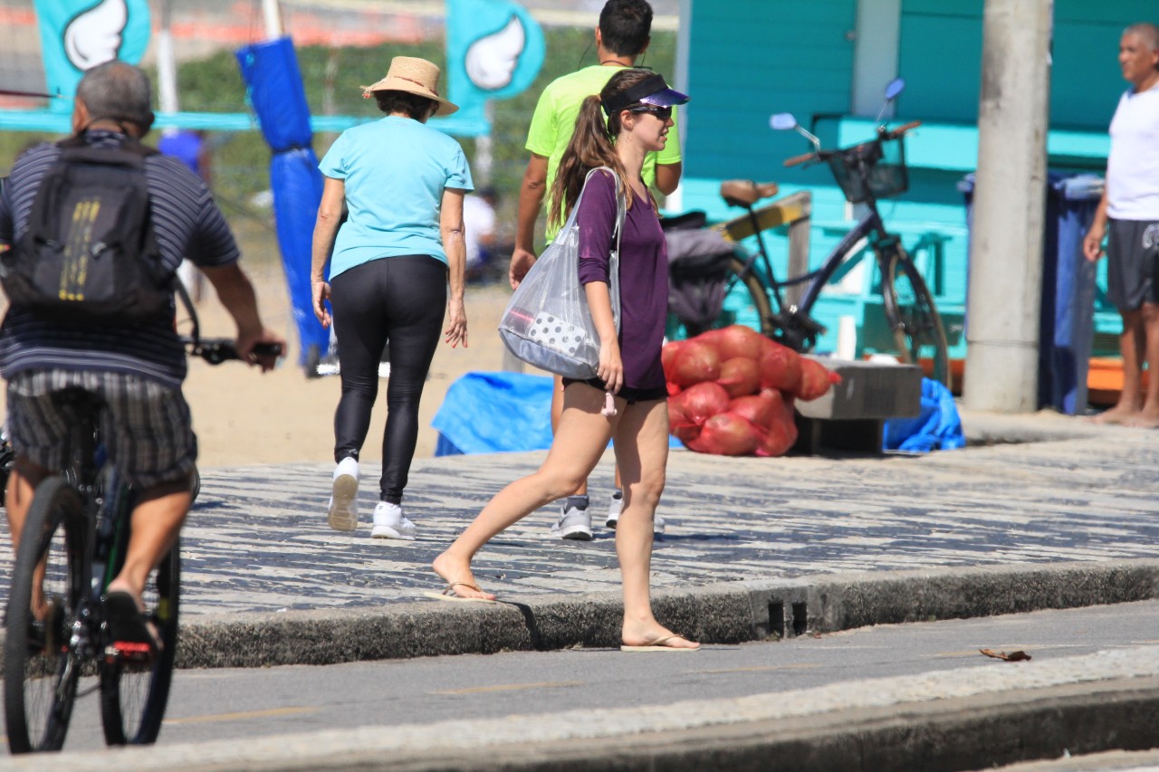 Nathalia Dill é vista saindo da praia de Ipanema