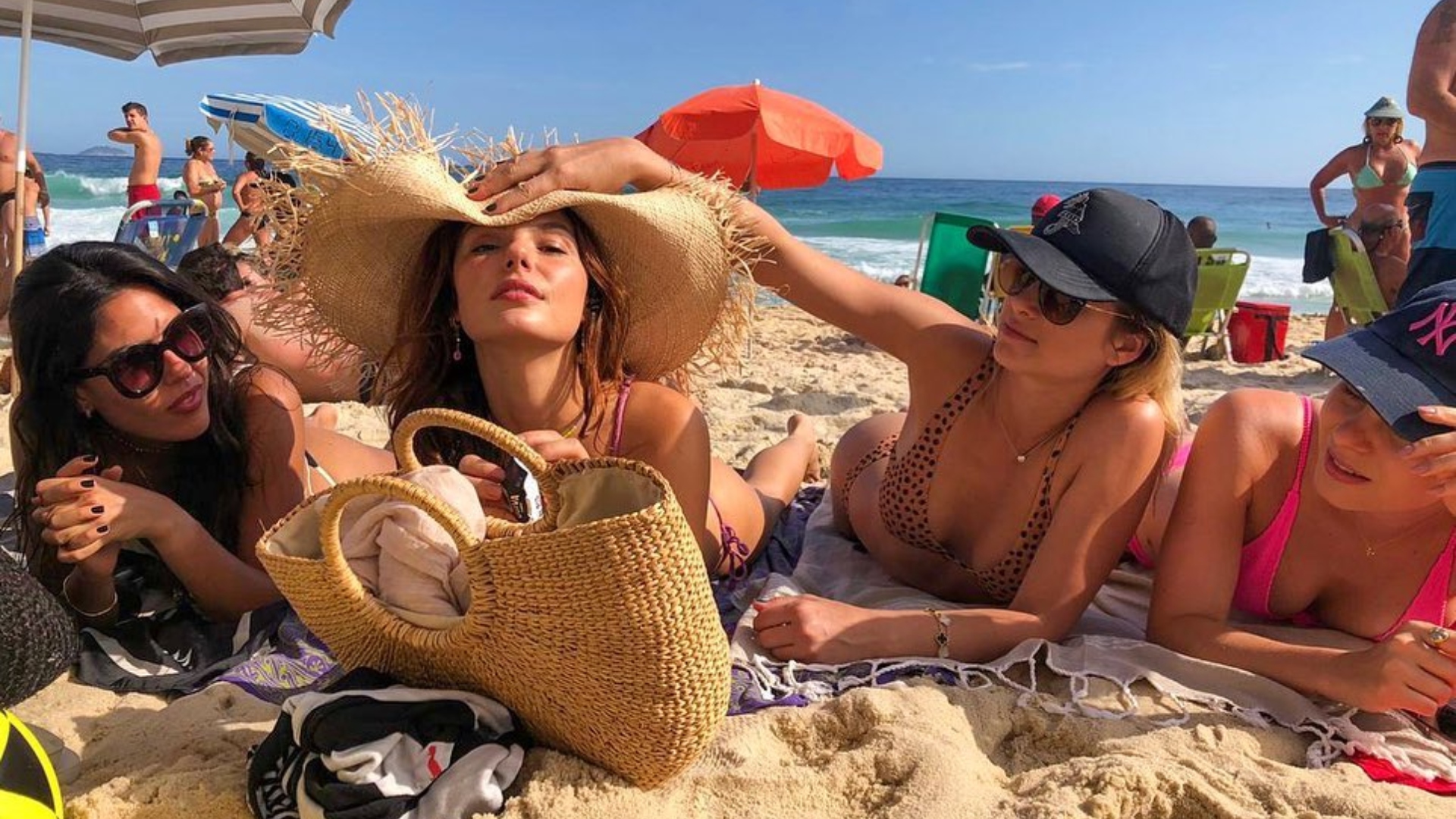 Isis Valverde e Luiza Valdetaro com as amigas na praia
