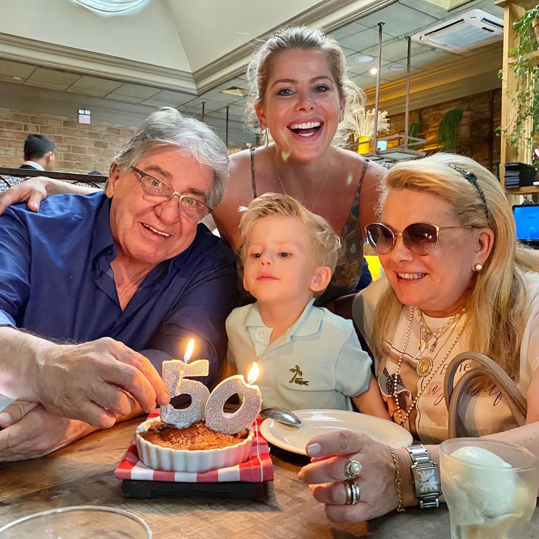 Karina Bacchi comemora 50 anos de casados dos pais