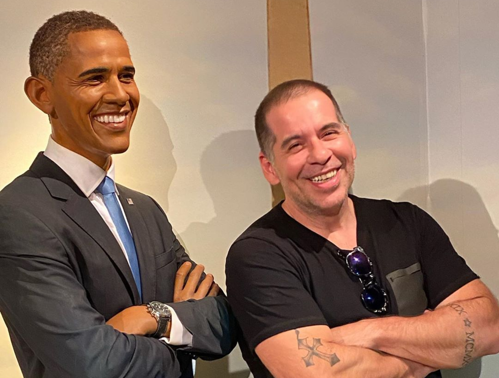 Leandro Hassum surge ao lado de boneco de cera de Barack Obama