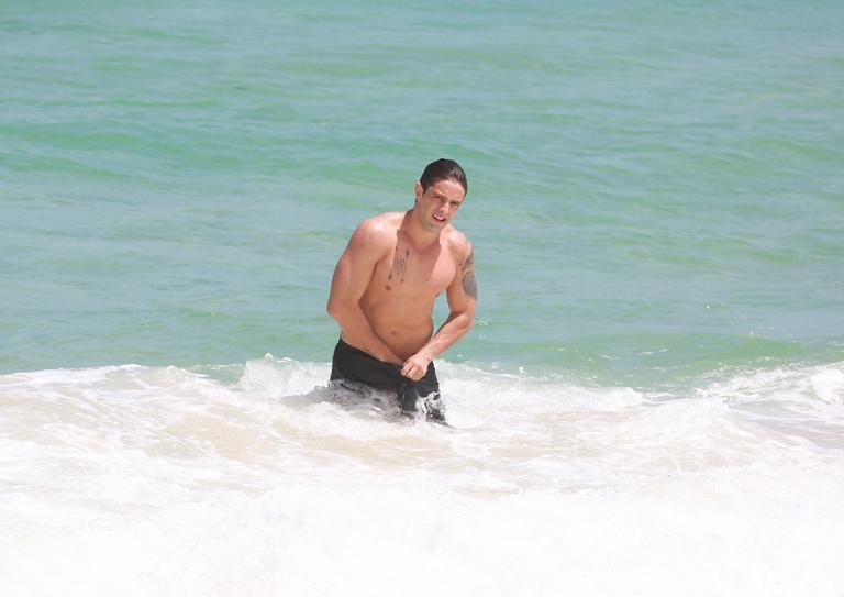 Em praia, Rafael Cardoso é flagrado com mão dentro de shorts