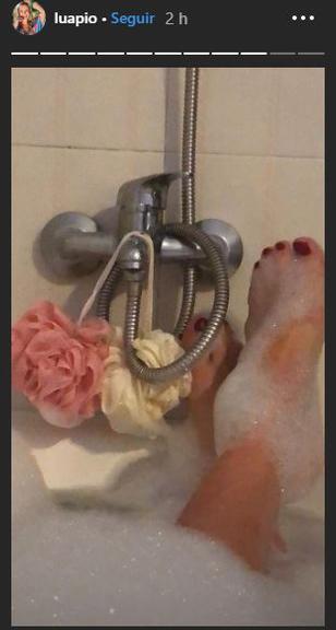 Luana Piovani se esbalda em banho de banheiro