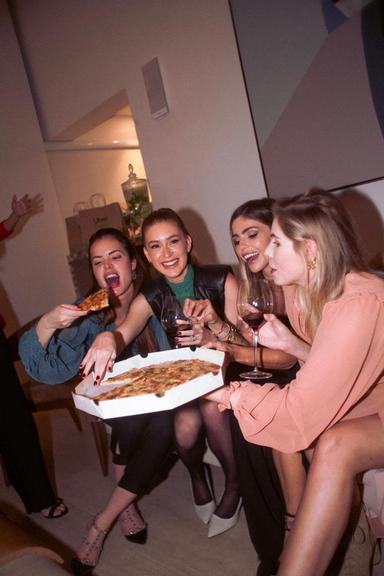 Ao lado de amigas, Marina Ruy Barbosa se esbalda em pizza
