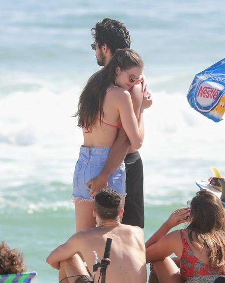 O amor está no ar! Rodrigo Simas e Agatha Moreira são flagrados trocando carinhos em praia