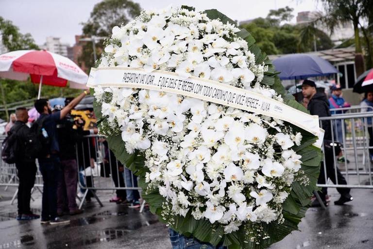 Xuxa Meneghel não comparece em velório, mas homenageia Gugu Liberato com coroa de flores