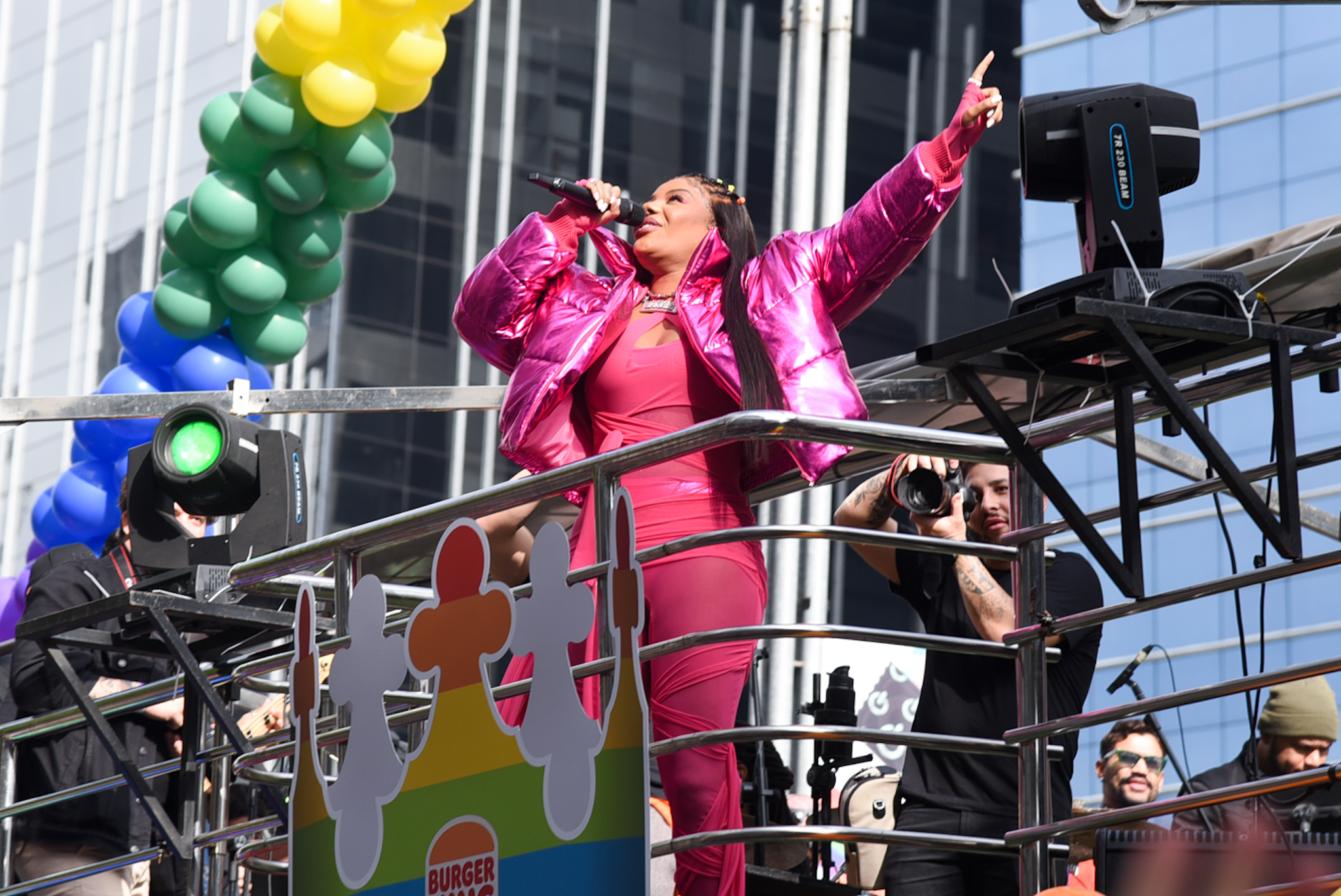 Ludmilla escolhe look coladinho para a 'Parada do Orgulho LGBT+'
