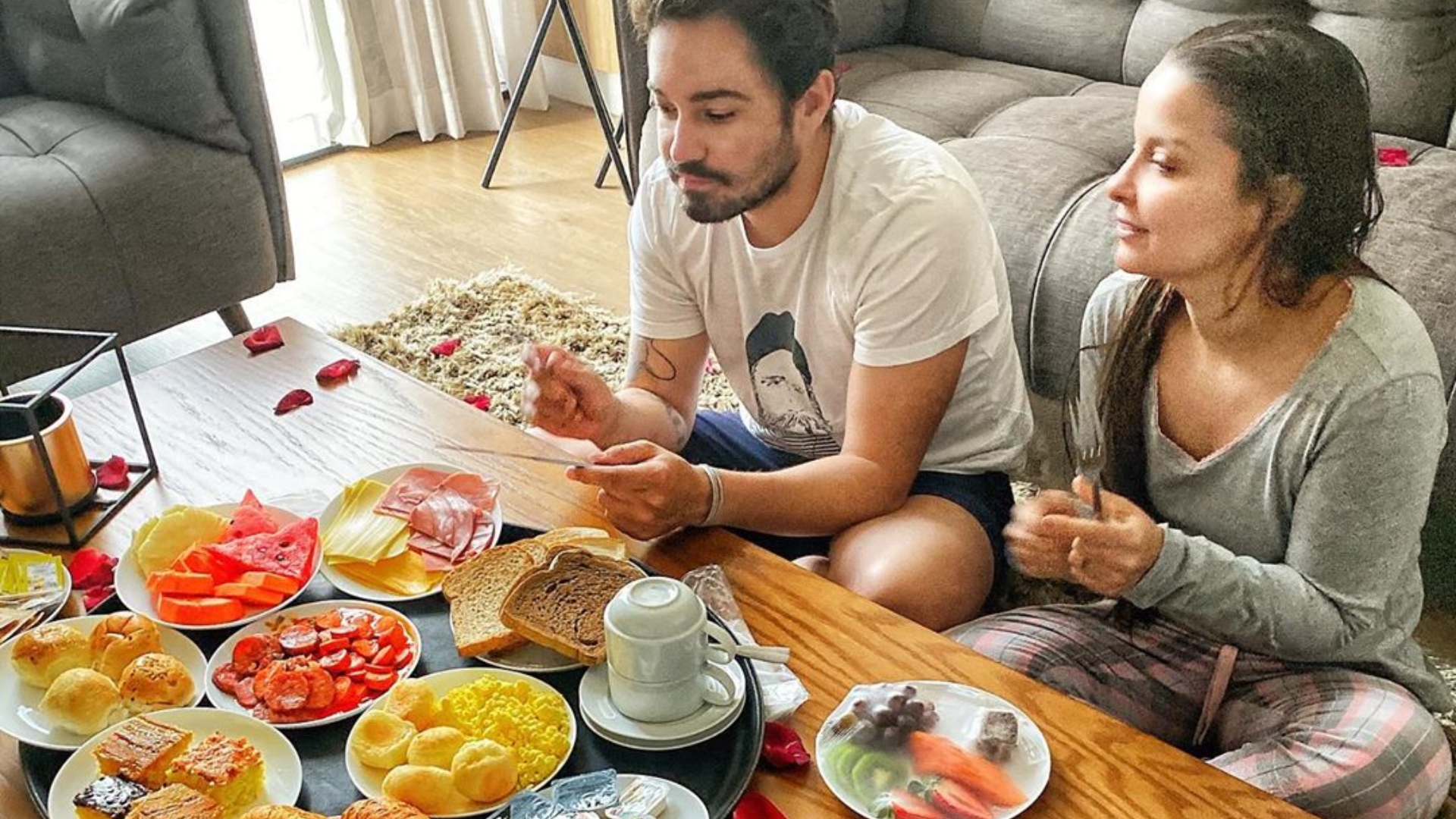 Maiara e Fernando Zor tomam café da manhã juntos