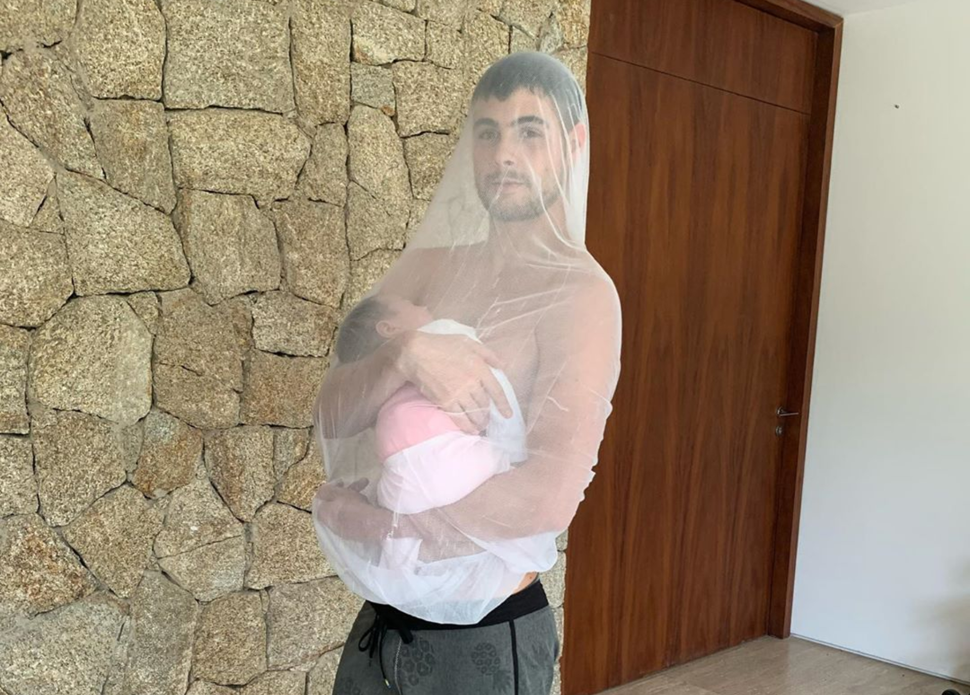 Rafael Vitti protege filha de mosquitos