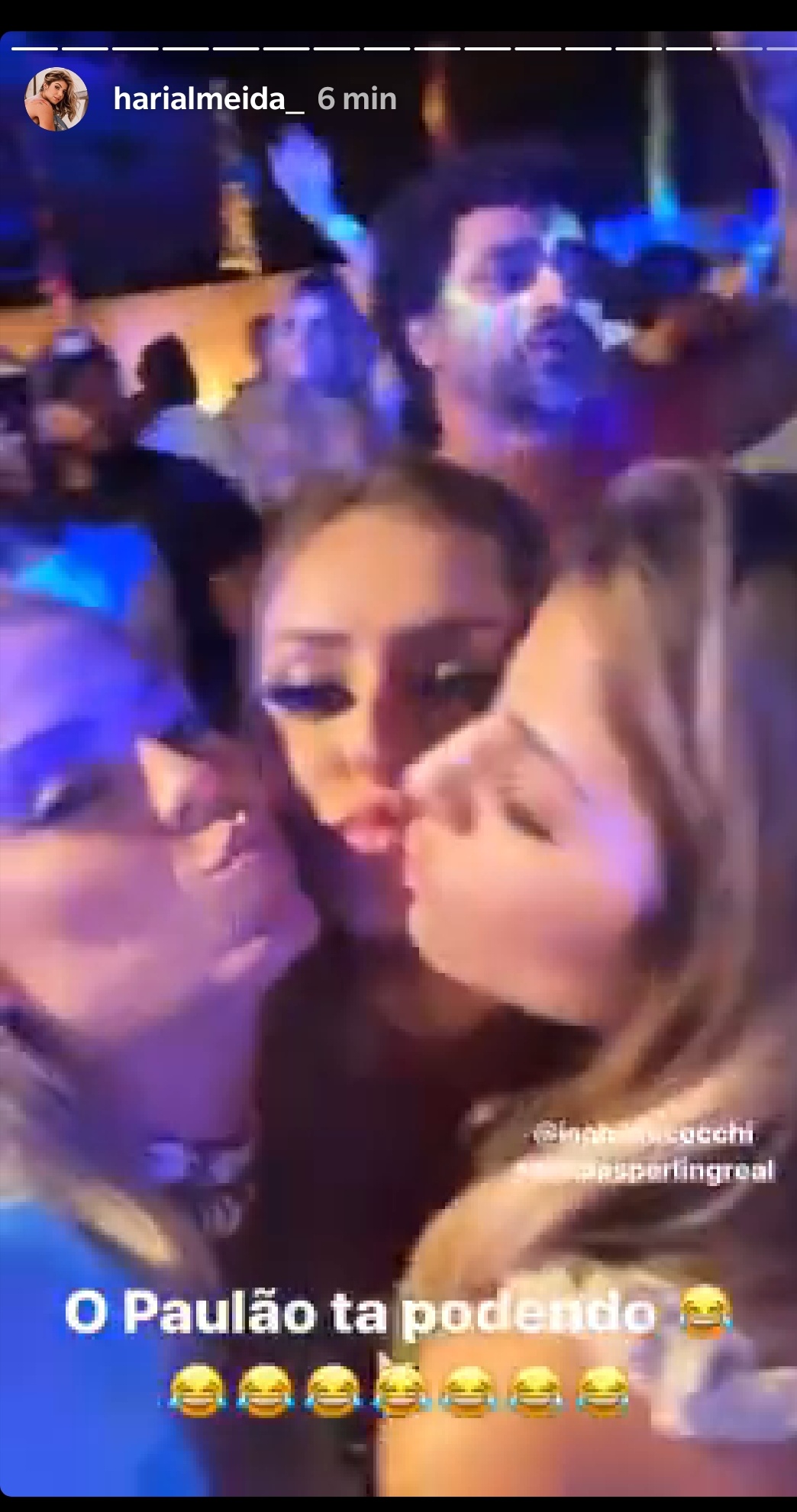 Paula, Hariany e Isabella dão beijo triplo em Noronha