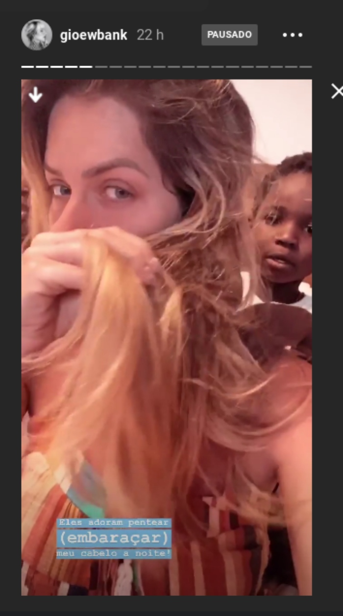 Giovanna Ewbank tem cabelo penteado pelos filhos
