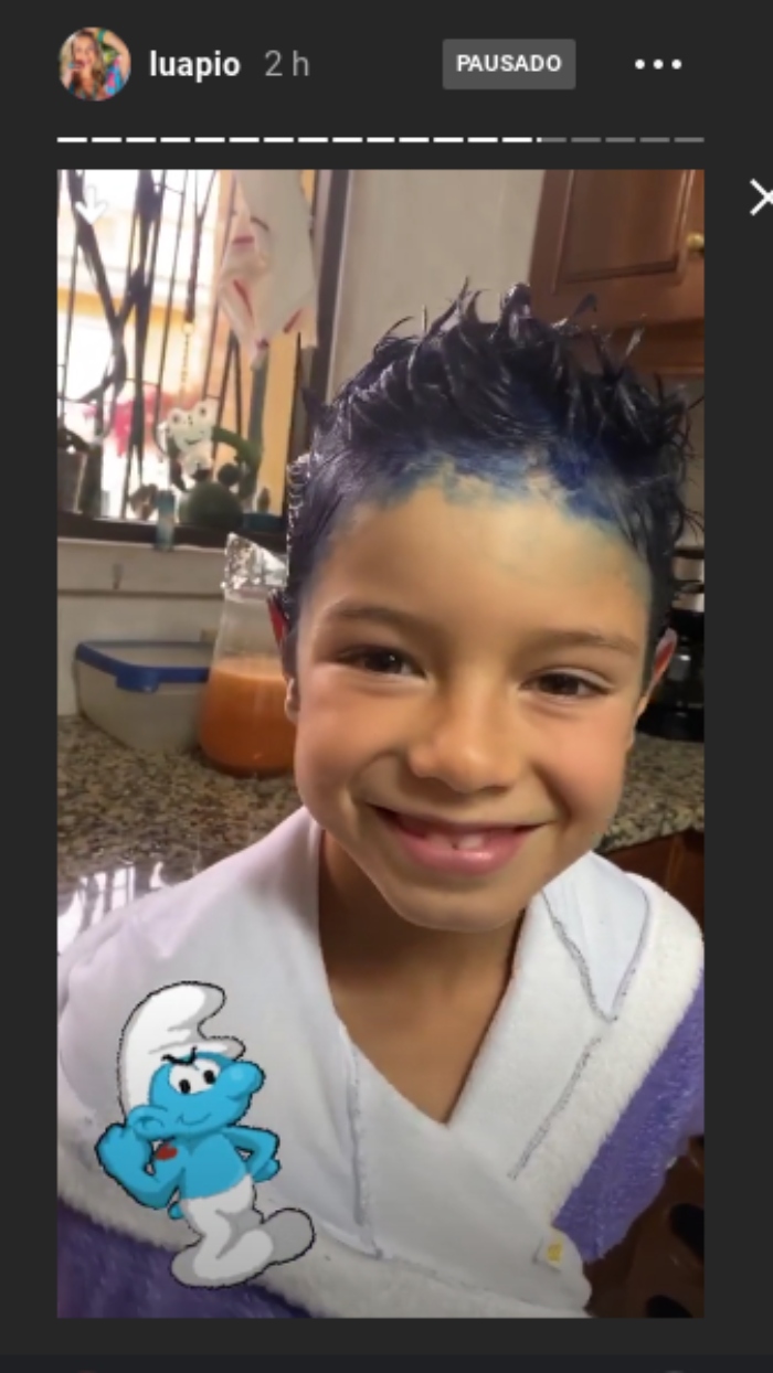 Filho mais velho de Luana Piovani surge com o cabelo azul 