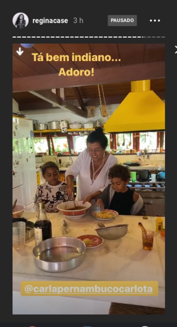 Família cozinheira! Regina Casé se diverte na cozinha com companhia do filho e do neto