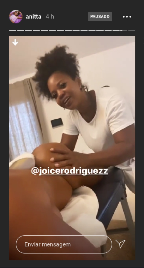 Na Itália, Anitta recebe massagem modeladora