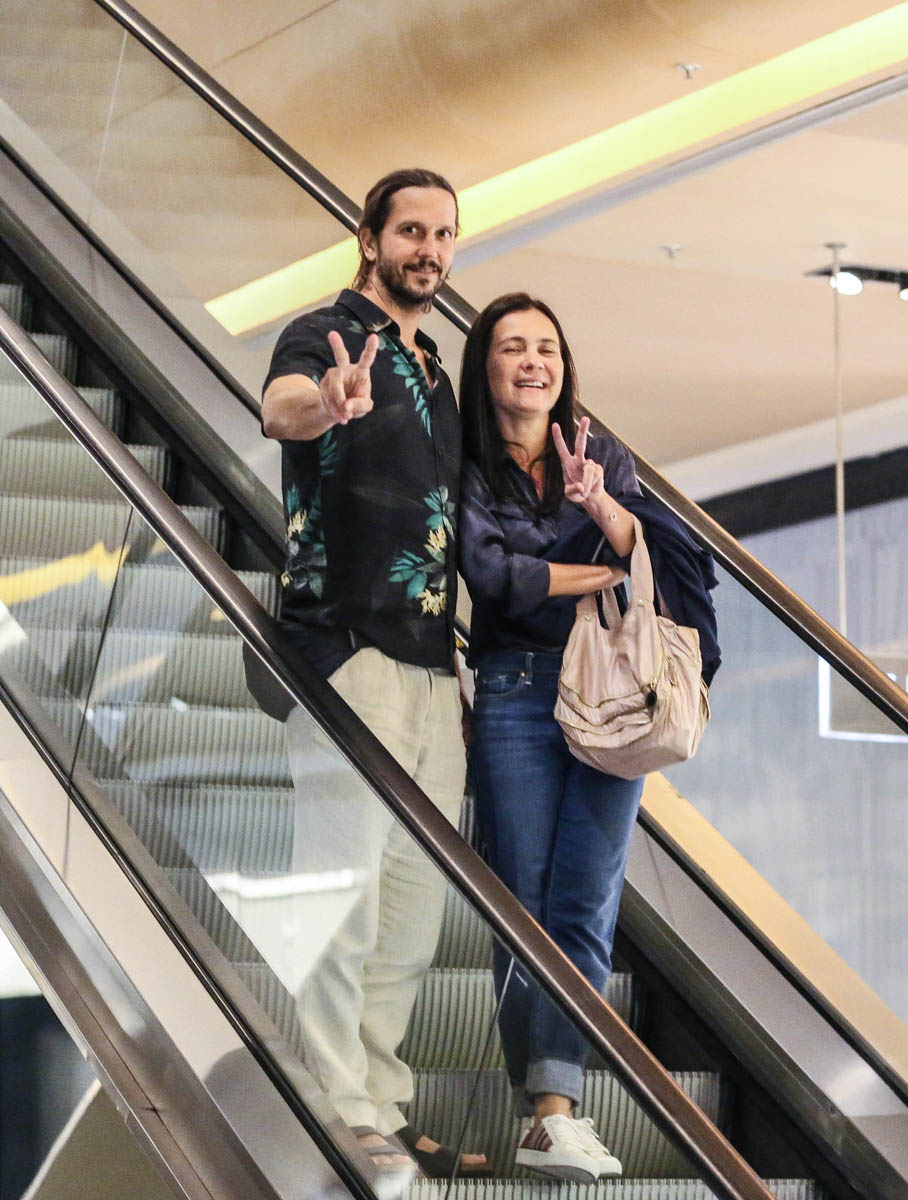 Vladimir Brichta e Adriana Esteves passeiam no Shopping na Barra da Tijuca