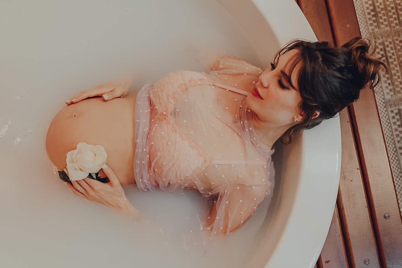 Júlia Pereira tira foto dentro de banheira de leite